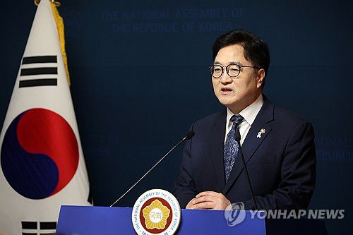 우원식 국회의장, 개헌 관련 기자회견(서울=연합뉴스) 박동주 기자 = 우원식 국회의장이 6일 서울 여의도 국회 사랑재에서 개헌 관련 기자회견을 하고 있다. 2025.4.6 pdj6635@yna.co.kr