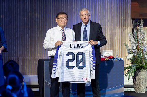 지난 2022년 IIHF 명예의 전당 헌액식에 참석한 정몽원 회장 (서울=연합뉴스) 정몽원 한라그룹 회장(왼쪽)이 지난 29일 핀란드 탐페레에서 열린 국제아이스하키연맹(IIHF) 명예의 전당 입회식에 참석해 뤼크 타르디프 IIHF 회장과 기념 촬영을 하고 있다. 2022.5.30 [한라그룹 제공. 재판매 및 DB 금지]     photo@yna.co.kr (끝)