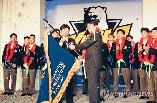 국내 두 번째 아이스하키팀 '위니아' 창단식_인터컨티넨탈호텔(서울=연합뉴스) 김승두 기자= 서울 인터콘티넨탈 호텔에서 열린 만도기계의 '위니아' 아이스하키팀 창단식. 정몽원 구단 대표와 변정수 단장. 1994.12.22  [연합뉴스 자료사진] (끝)