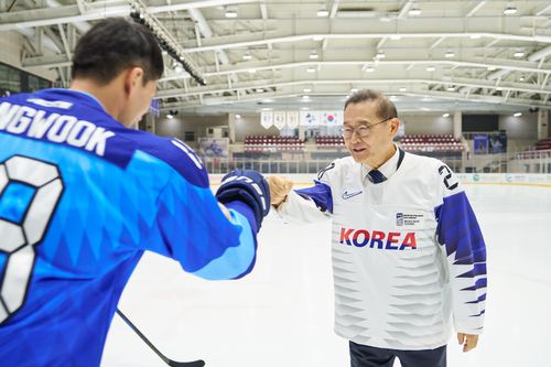 김상욱과 하이파이브 하는 정몽원 회장[HL 안양 제공. 재판매 및 DB 금지]