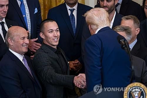 트럼프 대통령과 악수하는 한국계 에드먼 선수[워싱턴 UPI=연합뉴스. 재판매 및 DB금지]