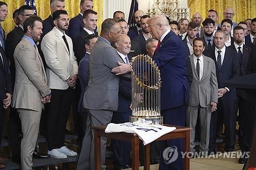 트럼프 대통령과 악수하는 다저스 로버츠 감독[워싱턴 AP=연합뉴스. 재판매 및 DB금지]