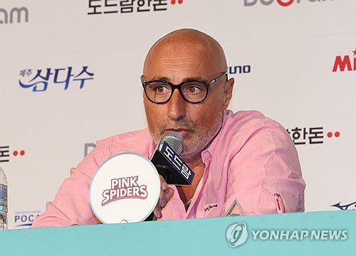 출사표 던지는 마르첼로 아본단자 감독(서울=연합뉴스) 임화영 기자 = 16일 오후 서울 서초구 더케이호텔에서 열린 도드람 2024~2025 V-리그 여자부 미디어데이에서 흥국생명 마르첼로 아본단자 감독이 출사표를 던지고 있다. 2024.10.16 hwayoung7@yna.co.kr