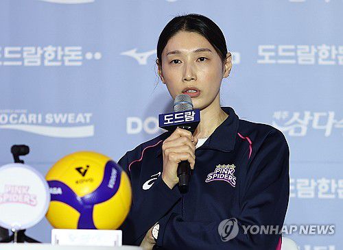 질문 답하는 흥국생명 김연경(서울=연합뉴스) 윤동진 기자 = 21일 서울 청담동 리베라호텔에서 열린 2024-2025 V리그 여자부 포스트시즌 미디어데이에서 흥국생명 김연경이 질문에 답하고 있다. 2025.3.21 mon@yna.co.kr