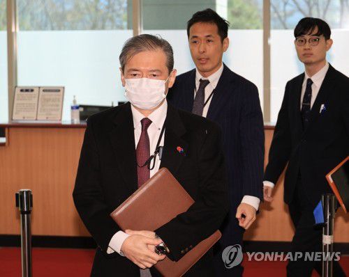 외교부로 초치되는 주한일본대사관 총괄공사(서울=연합뉴스) 최재구 기자 = 미바에 다이스케 주한일본대사관 총괄공사가 일본 외교청서 독도 표기와 관련해 8일 서울 종로구 정부서울청사 외교부로 초치되고 있다. 2025.4.8     jjaeck9@yna.co.k