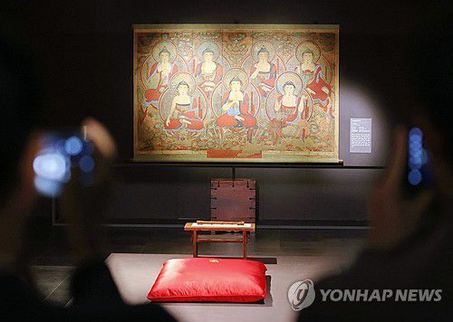 전시된 순천 송광사 오십삼불회도(서울=연합뉴스) 이재희 기자 = 8일 서울 종로구 불교중앙박물관에서 열린 '호선 의겸: 붓끝에 나투신 부처님' 기획전에 순천 송광사 오십삼불회도가 전시돼 있다. 이 전시는 다음 날부터 6월 29일까지 열린다. 2025.4.8 scape@yna.co.kr