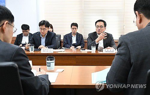 대외경제 자문회의 주재하는 최상목 부총리(서울=연합뉴스) 최상목 부총리 겸 기획재정부 장관이 8일 서울 종로구 정부서울청사에서 열린 '대외경제 자문회의'를 주재하고 있다. 2025.4.8 [기획재정부 제공. 재판매 및 DB 금지] photo@yna.co.kr