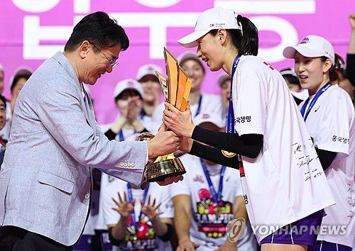 우승 트로피 받는 김연경(인천=연합뉴스) 김도훈 기자 = 8일 인천 삼산월드체육관에서 열린 프로배구 V리그 여자부 챔피언결정전 흥국생명과 정관장의 5차전 경기에서 승리하며 우승을 차지한 흥국생명 김연경이 조원태 한국배구연맹 회장으로부터 우승 트로피를 받고 있다. 2025.4.8 superdoo82@yna.co.kr