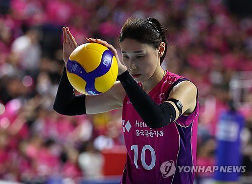 서브 준비하는 김연경(인천=연합뉴스) 김도훈 기자 = 8일 인천 삼산월드체육관에서 열린 프로배구 V리그 여자부 챔피언결정전 흥국생명과 정관장의 5차전 경기. 흥국생명 김연경이 서브를 준비하고 있다. 2025.4.8 superdoo82@yna.co.kr