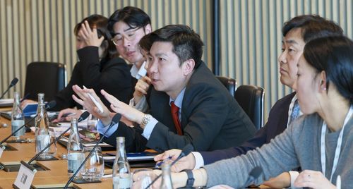 논의하는 유승민 체육회장(중앙)과 김관영 전북지사(오른쪽에서 2번째)[전북특별자치도 제공. 재판매 및 DB 금지]