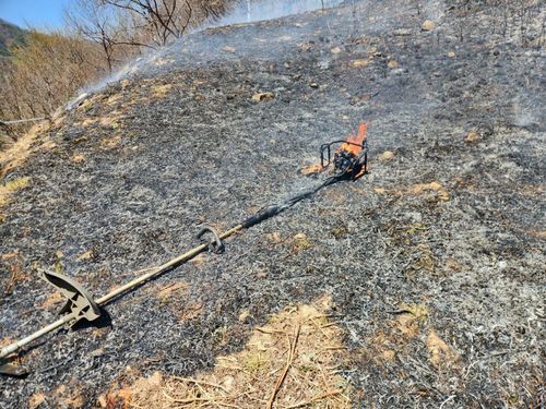 하동 산불 현장에서 발견된 예초기[하동소방서 제공. 재판매 및 DB 금지]