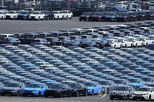 일본 요코하마에 늘어선 수출용 차량[AP 연합뉴스 자료사진. 재판매 및 DB 금지]