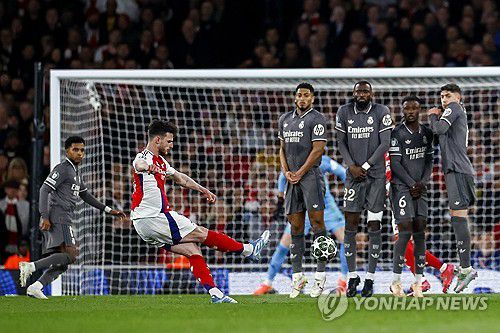 아스널 라이스의 프리킥 득점 순간.[EPA=연합뉴스]