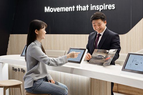 기아 직영 영업점에서 오토컨설턴트가 고객과 상담하는 모습[기아 제공. 재판매 및 DB 금지] photo@yna.co.kr