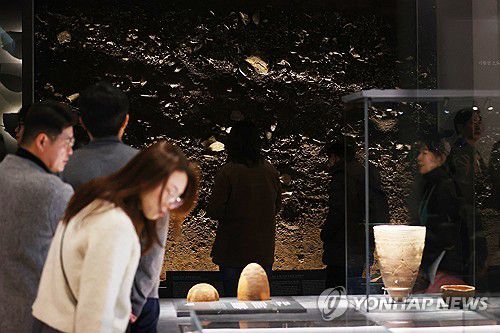 신석기실의 동삼동 패총 투사 영상(서울=연합뉴스) 진연수 기자 = 14일 오전 서울 용산구 국립중앙박물관에서 열린 선사고대관 재개관 언론공개회에서 참석자들이 신석기실의 동삼동 패총 투사 영상을 살펴보고 있다.     새롭게 단장한 선사고대관 내 구석기실, 신석기실, 청동기실, 고조선·부여·삼한실, 고구려실 전시실에서는 총 1천156건, 1천807점의 유물과 함께 옛이야기를 만날 수 있다. 2025.2.14 jin90@yna.co.kr