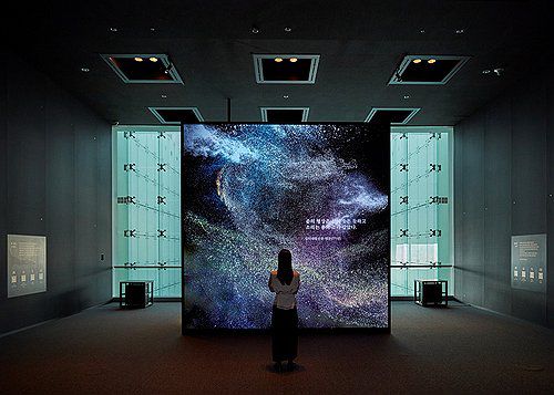 국립중앙박물관, 다양한 감각 활용한 전시 공간 '공간_사이' 선보여(서울=연합뉴스) 국립중앙박물관이 상설전시관 3층에 시각·청각·촉각을 활용해 유물을 감상할 수 있는 감각전시실 '공간_사이'를 새롭게 선보인다고 24일 밝혔다. 사진은 범종 타종 미디어 아트. 2025.3.24 [국립중앙박물관 제공. 재판매 및 DB 금지] photo@yna.co.kr