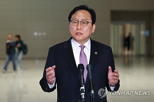 출국 전 입장 밝히는 정인교 통상교섭본부장(영종도=연합뉴스) 서대연 기자 = 도널드 트럼프 미국 대통령이 중국 이외의 다른 나라들과 즉시 관세 협상을 시작하겠다고 밝힌 8일 정인교 산업통상자원부 통상교섭본부장이 인천국제공항 제2여객터미널을 통해 미국으로 출국하기 전 입장을 밝히고 있다.2025.4.8 dwise@yna.co.kr