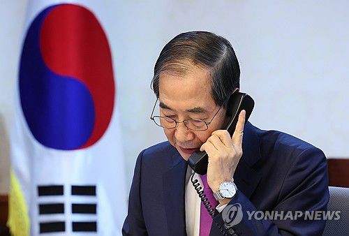 한덕수 대통령 권한대행, 트럼프 미국 대통령과 전화 통화(서울=연합뉴스) 홍해인 기자 = 한덕수 대통령 권한대행 국무총리가 8일 정부서울청사에서 도널드 트럼프 미국 대통령과 전화 통화를 하고 있다. 2025.4.8 [국무총리실 제공. 재판매 및 DB 금지] hihong@yna.co.kr