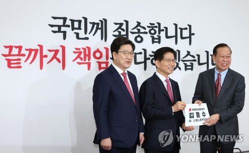 김문수, 권영세-권성동과 함께(서울=연합뉴스) 김주형 기자 = 김문수 전 고용노동부 장관이 9일 서울 여의도 국회에서 국민의힘 권영세 비상대책위원장, 권성동 원내대표와 입당원서를 들고 기념 촬영하고 있다. 2025.4.9 kjhpress@yna.co.kr