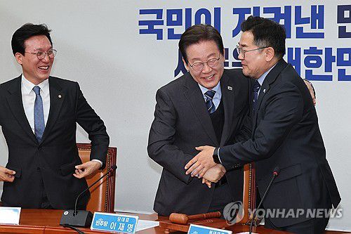 박찬대 원내대표와 포옹하는 이재명 대표(서울=연합뉴스) 김주성 기자 = 더불어민주당 이재명 대표가 9일 서울 여의도 국회에서 열린 최고위원회의에서 사퇴 의사를 밝힌 뒤 권한대행을 맡을 박찬대 원내대표와 포옹하고 있다. 2025.4.9 utzza@yna.co.kr