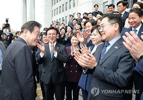 박수 받는 이재명 대표(서울=연합뉴스) 김주성 기자 = 더불어민주당 이재명 대표가 9일 서울 여의도 국회에서 대표직 사퇴 후 최고위원 등 당 관계자들의 박수를 받으며 배웅을 받고 있다. 2025.4.9 [공동취재] utzza@yna.co.kr