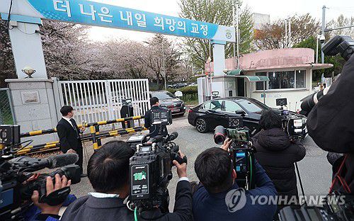 창원교도소 나서는 명태균 탑승 추정 차(창원=연합뉴스) 김동민 기자 = 정치 브로커 명태균 씨가 탑승한 것으로 추정되는 차(첫 번 혹은 두 번째)가 9일 오후 경남 창원시 마산회원구 창원교도소에서 밖으로 나서고 있다.     명씨 측은 이날 창원교도소 앞에서 명씨가 입장을 밝힐 것으로 취재진에 예고했었다.      창원지법은 정치자금법 위반 혐의로 구속기소 된 명씨와 국민의힘 김영선 전 의원 측의 보석 신청을 받아들여 보석 인용을 결정했다. 재판부는 두 사람 보석을 허가면서 주거지 제한과 각 보증금 5천만원 납입 등 조건을 같이 내걸었다. 2025.4.9 image@yna.co.kr