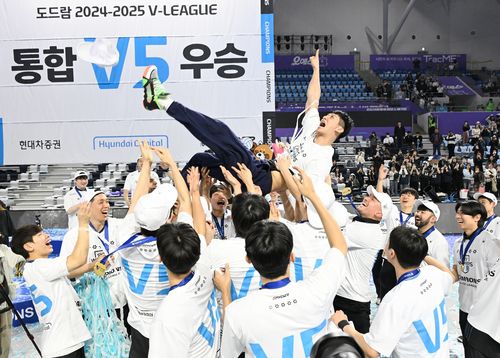 문성민을 헹가래 치는 현대캐피탈 후배들[한국배구연맹 제공. 재판매 및 DB 금지]