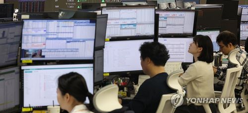 미국 관세 유예에 급등한 코스피(서울=연합뉴스) 10일 서울 중구 하나은행 본점 딜링룸. 2025.4.10 ksm7976@yna.co.kr