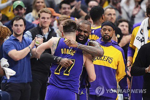 루카 돈치치와 르브론 제임스[AP=연합뉴스. 재판매 및 DB금지]