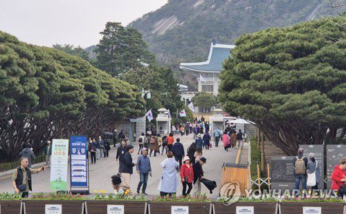 "언제 닫힐지 몰라"(서울=연합뉴스) 이승연 기자 = 지난 9일 방문객들로 북적이는 청와대의 모습. 2025.4.10