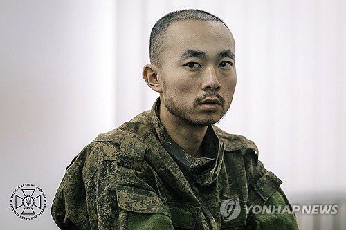 생포된 중국인 남성(EPA 키이우=연합뉴스) 우크라이나 당국이 9일(현지시간) 공개한 우크라이나군에 생포된 중국인 남성 모습. [우크라이나 보안 당국 제공. 재판매 및 DB 금지]