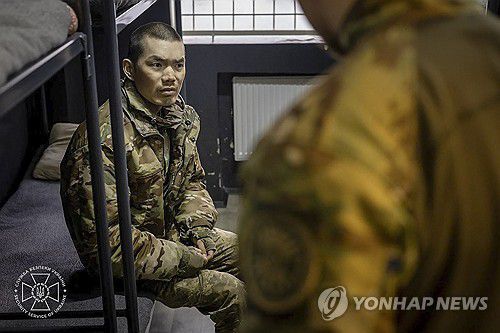 생포된 중국인 남성(EPA 키이우=연합뉴스) 우크라이나 당국이 9일(현지시간) 공개한 우크라이나군에 생포된 중국인 남성 모습. [우크라이나 보안 당국 제공. 재판매 및 DB 금지]