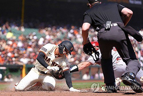 홈으로 파고드는 이정후[AFP=연합뉴스]