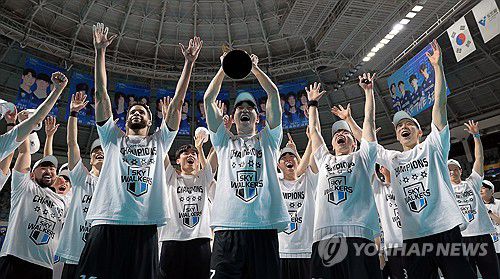 트로피 높이 드는 현대캐피탈(서울=연합뉴스) 김인철 기자 = 22일 서울 중구 장충체육관에서 열린 2024-2025 V-리그 프로배구 남자부 우리카드와 현대캐피탈의 경기에서 승리하며 정규리그 1위를 확정한 현대캐피탈 허수봉이 동료 선수들과 기뻐하며 트로피를 들어 보이고 있다. 2025.2.22 yatoya@yna.co.kr