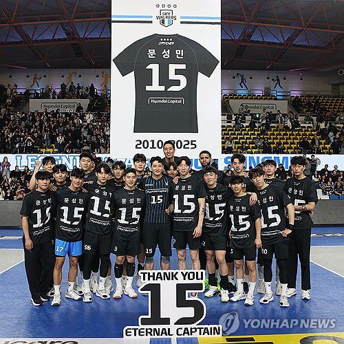 은퇴하는 캡틴 문성민(천안=연합뉴스) 현대캐피탈 문성민이 20일 충남 천안 유관순체육관에서 열린 도드람 2024-2025 V리그 마지막 경기를 마친 뒤 열린 은퇴식에서 팀 선수들과 기념사진을 찍고 있다. 2025.3.20 [현대캐피탈 제공. 재판매 및 DB 금지] swan@yna.co.kr