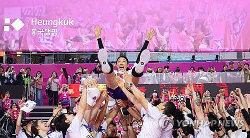 축하 헹가래 받는 김연경(인천=연합뉴스) 김도훈 기자 = 8일 인천 삼산월드체육관에서 열린 프로배구 V리그 여자부 챔피언결정전 흥국생명과 정관장의 5차전 경기. 세트스코어 3-2로 승리하며 우승을 차지한 흥국생명 선수들이 김연경을 헹가래 치고 있다. 2025.4.8 superdoo82@yna.co.kr