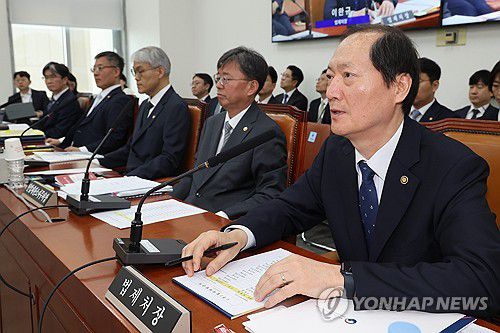 답변하는 이완규 법제처장(서울=연합뉴스) 김주성 기자 = 9일 서울 여의도 국회에서 열린 법제사법위원회 전체회의에서 이완규 법제처장이 질의에 답하고 있다. 2025.4.9 utzza@yna.co.kr