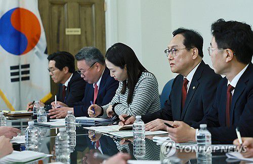 미국 무역대표부(USTR) 대표 면담(서울=연합뉴스) 산업통상자원부 정인교 통상교섭본부장이 8일(현지시간) 미국 워싱턴 D.C. 미국 무역대표부 회의실에서 미국 관세 조치 등 통상현안 관련 제이미슨 그리어 미국 무역대표부 대표와 면담하고 있다. 2025.4.9 [산업통상자원부 제공. 재판매 및 DB 금지] photo@yna.co.kr