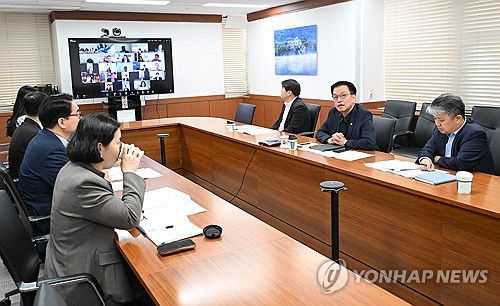 재정경제금융관 회의 주재하는 최상목 부총리(서울=연합뉴스) 최상목 부총리 겸 기획재정부 장관이 10일 서울 종로구 정부서울청사에서 열린 재정경제금융관 회의를 화상으로 주재하고 있다. 2025.4.10 [기획재정부 제공. 재판매 및 DB 금지] photo@yna.co.kr