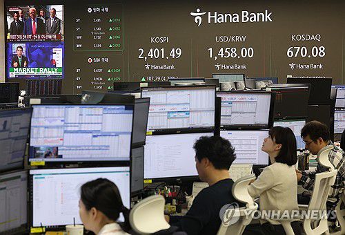 미국 관세 유예에 급등한 코스피(서울=연합뉴스) 김성민 기자 = 10일 오전 서울 중구 하나은행 본점 딜링룸 현황판에 코스피, 원/달러 환율, 코스닥 지수와 관세 유예 관련 뉴스가 표시돼 있다. 2025.4.10 ksm7976@yna.co.kr