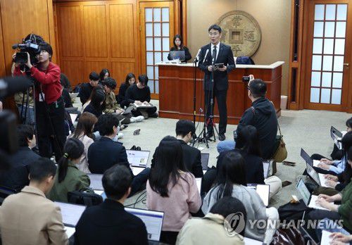 브리핑하는 이복현 금감원장(서울=연합뉴스) 윤동진 기자 = 이복현 금융감독원장이 10일 서울 금융투자협회에서 열린 자산운용사 CEO 간담회 후 브리핑을 하고 있다. 2025.4.10 mon@yna.co.kr