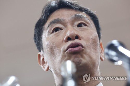 브리핑하는 이복현 금감원장(서울=연합뉴스) 윤동진 기자 = 이복현 금융감독원장이 10일 서울 금융투자협회에서 열린 자산운용사 CEO 간담회 후 브리핑을 하고 있다. 2025.4.10 mon@yna.co.kr