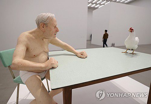 론 뮤익의 '치킨 / 맨'(서울=연합뉴스) 이재희 기자 = 10일 서울 종로구 국립현대미술관 서울관에서 열린 '론 뮤익' 전시에 작가의 대표작인 '치킨 / 맨'이 전시돼 있다. 이 전시는 오는 11일부터 7월 13일까지 열린다. 2025.4.10 scape@yna.co.kr