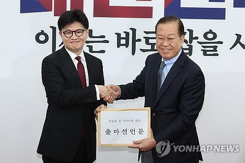 출마선언문 전달하는 한동훈 전 대표(서울=연합뉴스) 김주성 기자 = 국민의힘 한동훈 전 대표가 10일 서울 여의도 국회에서 권영세 비상대책위원장에게 출마선언문을 전달하고 있다. 2025.4.10 utzza@yna.co.kr