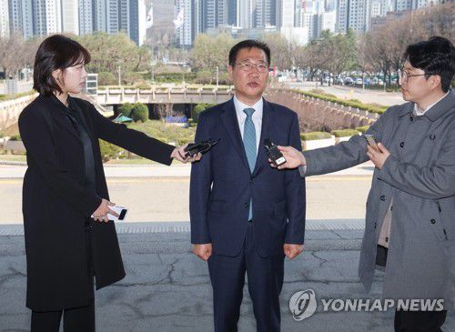 박성재 법무부 장관, 직무 복귀（과천＝연합뉴스) 서명곤 기자 = 박성재 법무부 장관이 10일 과천 법무부 청사로 출근, 입장을 밝히고 있다. 헌법재판소는 이날 박 장관에 대한 국회의 탄핵소추를 기각했다. 2025.4.10 seephoto@yna.co.kr