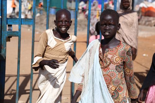 남수단 국경 지역 난민촌 거주하는 수단 난민 아동들(렌크[남수단]=연합뉴스) 성도현 기자 = 지난 3월 28일(현지시간) 수단과 인접한 남수단 국경 마을 렌크 난민촌인 '트랜싯센터(TC) 2'에서 수단 난민 아동들이 심부름하고 있다. 2025.4.11 raphael@yna.co.kr