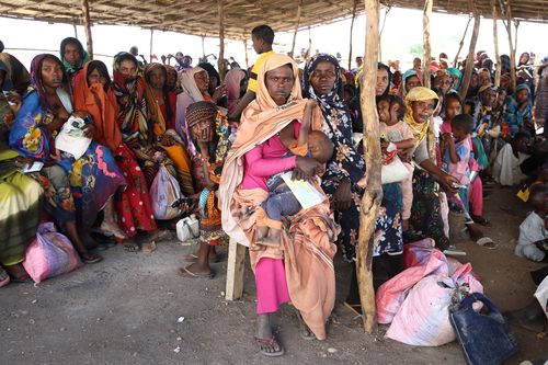 유엔 세계식량계획(WFP)서 식량 지원 받기 위해 대기하는 수단 난민들(렌크[남수단]=연합뉴스) 성도현 기자 = 수단 난민과 남수단 귀환민들이 지난달 26일(현지시간) 남수단 국경 지역 난민촌 TC2에서 WFP의 식량 지원용 현금 배분을 위해 대기하고 있다. 2025.4.11 raphael@yna.co.kr