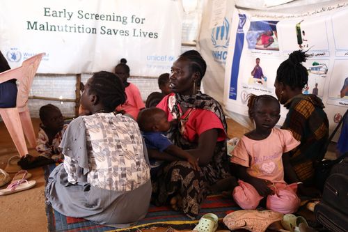 남수단 조다 국경검문소서 절차 안내받는 수단 난민들 (조다[남수단]=연합뉴스) 성도현 기자 = 지난달 27일(현지시간) 수단과 남수단 경계 운사우-조다 국경검문소에 모인 수단 난민들이 WFP와 UNICEF의 사업 내용 설명을 듣고 있다. 2025.4.11 raphael@yna.co.kr