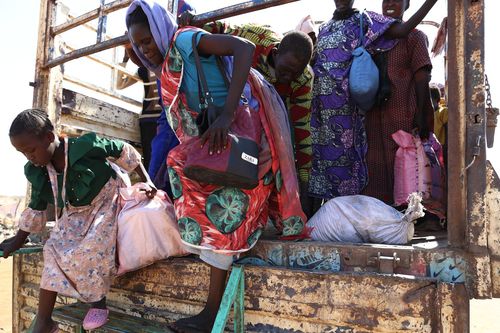 남수단 렌크 난민촌 도착해 수송용 트럭서 내리는 수단 난민들(렌크[남수단]=연합뉴스) 성도현 기자 = 지난달 27일(현지시간) 국제이주기구(IOM)가 운영하는 대형 트럭을 이용해 수단 국경을 넘은 난민들이 렌크 난민촌에 도착해 트럭에서 내리고 있다. 2025.4.11 raphael@yna.co.kr