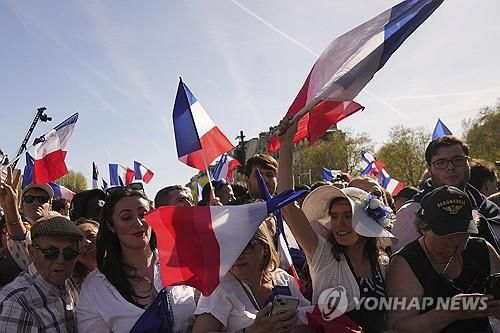 지난 6일 파리 도심에서 열린 마린 르펜 지지자들의 시위[AP 연합뉴스 자료사진. 재판매 및 DB 금지]